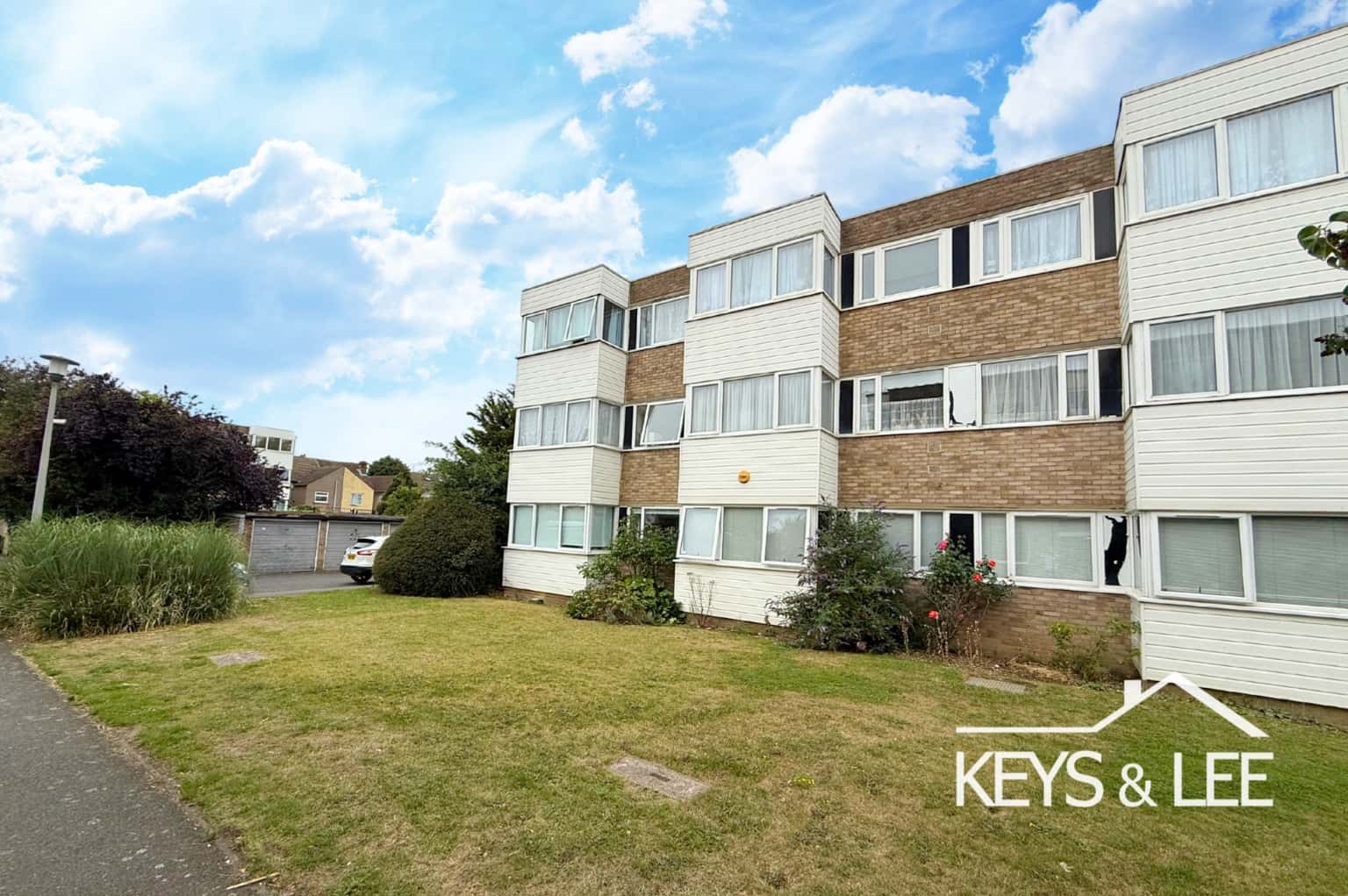 A stylish, 1 double bedroom ground floor apartment close to Romford Station. property first image
