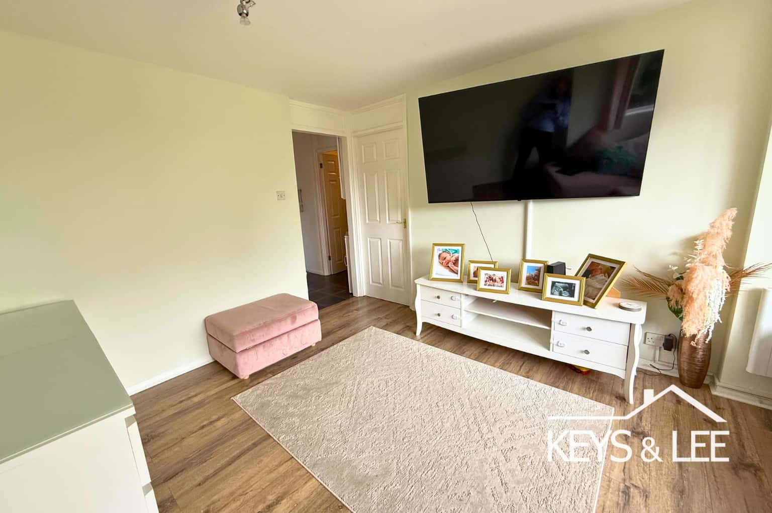 A stylish, 1 double bedroom ground floor apartment close to Romford Station. property first image