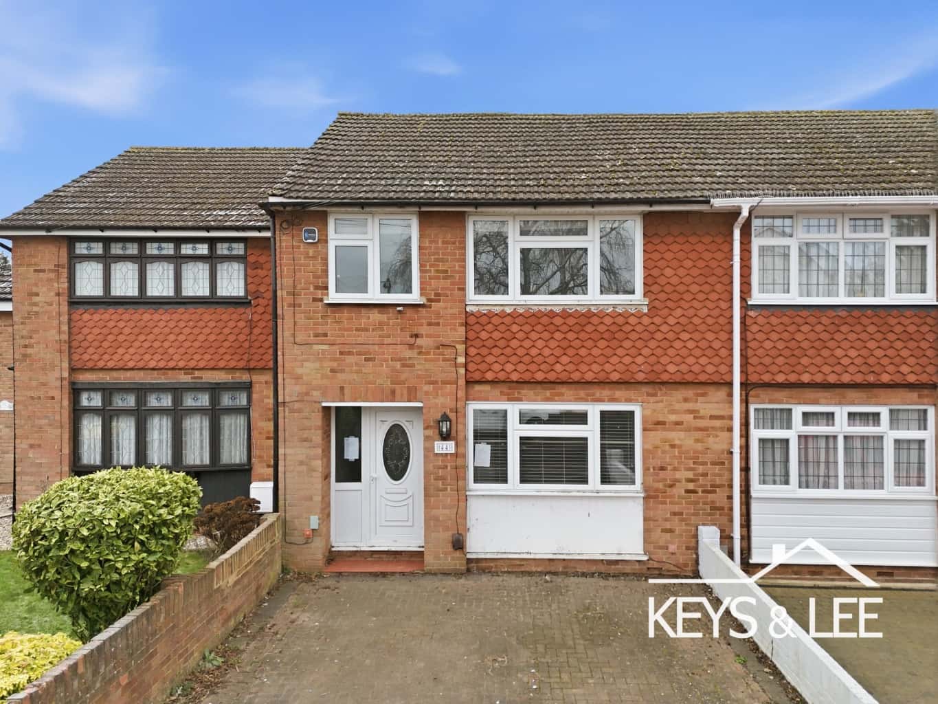 A refurbished and extended 3 bedroom house near to sought after schools and Havering Country Park. property first image
