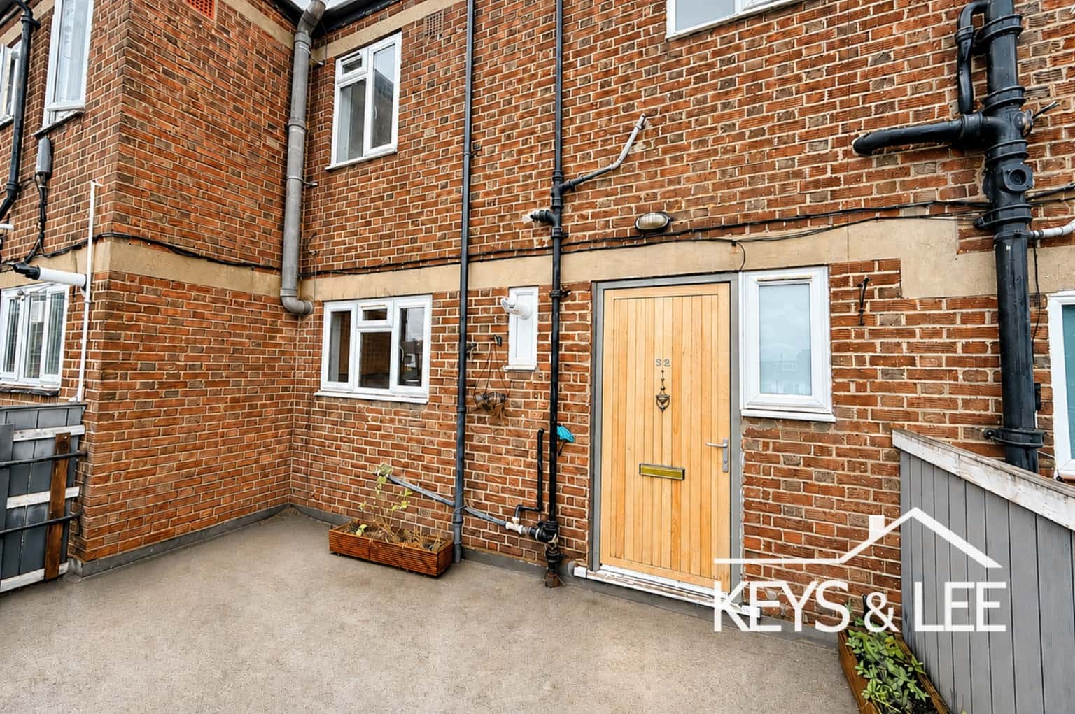 Refurbished 3 bedroom split level flat with large lounge, separate kitchen and spacious bedrooms. property first image